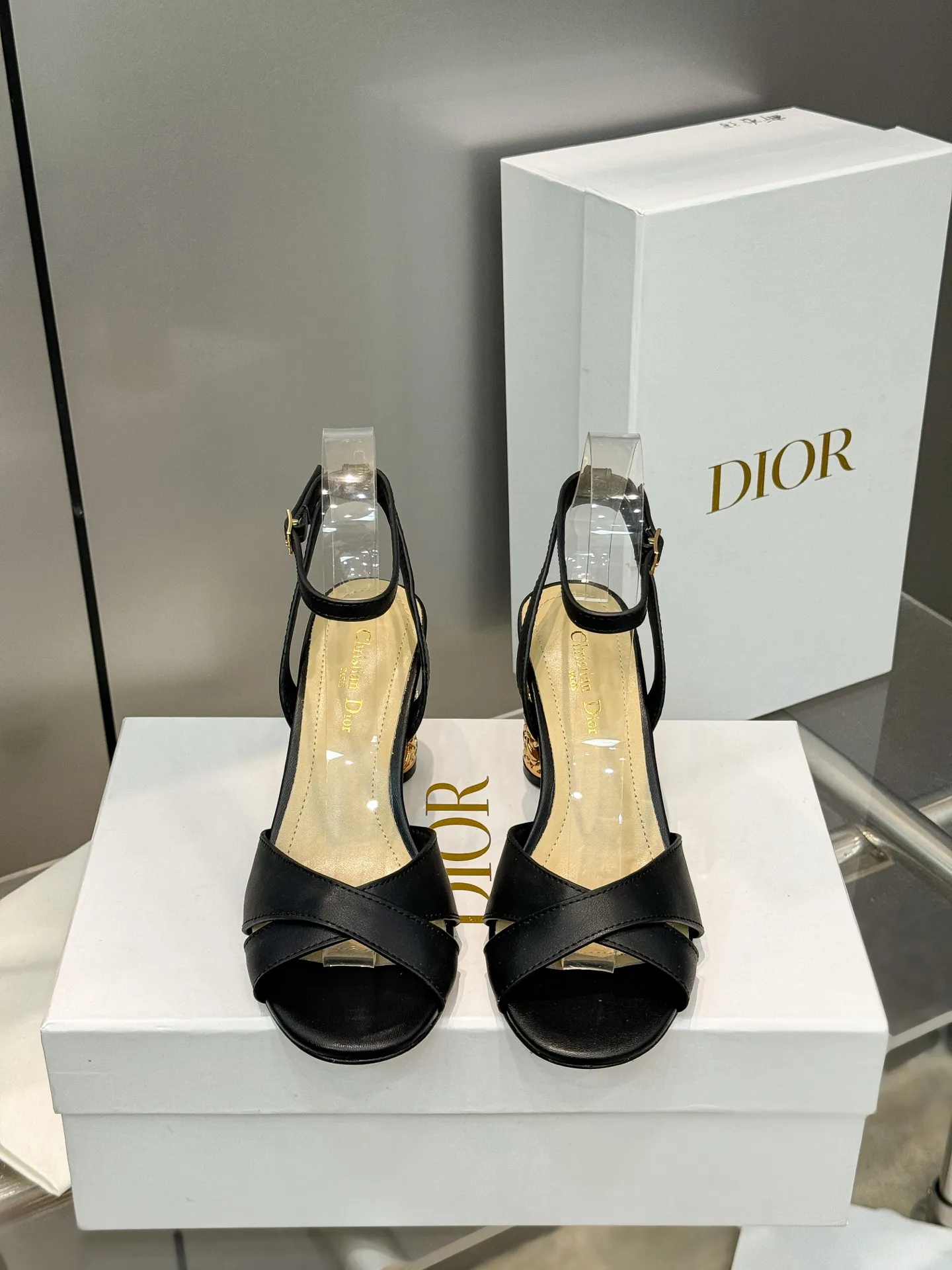 👟👟Ex-factory price 560👟👟 Dior 2024 autumn and winter new Icon series cylindrical heel ankle strap women's shoes CD star same style high-heeled round toe cross strap color matching sandals Material: imported full-grain calfskin upper + water-dyed sheepskin lining feet + Italian genuine leather outsole Heel height: 8.5CM Size: 35-42 Standard code (40.41.42. Customized, non-refundable)